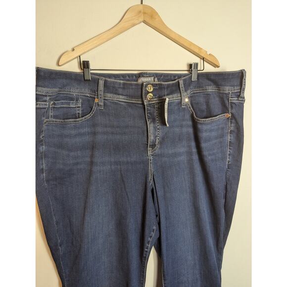 NWT Torrid Super Soft Mid-Rise Flare Jeans in Lunation Wash - Picture 4 of 7